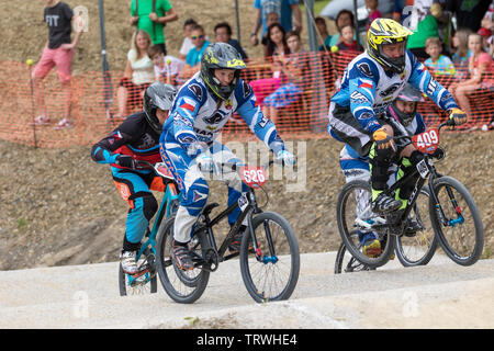 ZABREH, RÉPUBLIQUE TCHÈQUE - 1 juin 2019 : les concurrents de la course adultes à la région d'Olomouc en BMX Championnat nouvelle zone bi-cross en Zabreh. Banque D'Images