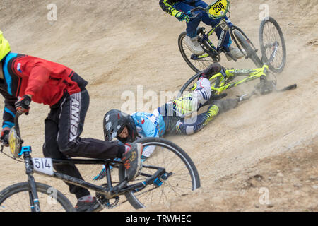 ZABREH, RÉPUBLIQUE TCHÈQUE - 1 juin 2019 : vue rapprochée de la baisse des jeunes course de vélo dans la tour à la région d'Olomouc en BMX Championnat bi-cross sont nouveaux Banque D'Images