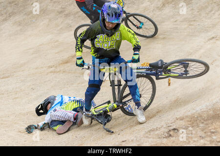 ZABREH, RÉPUBLIQUE TCHÈQUE - 1 juin 2019 : crash de deux jeunes cyclistes à la région d'Olomouc en BMX Championnat nouvelle zone bi-cross en Zabreh. Banque D'Images