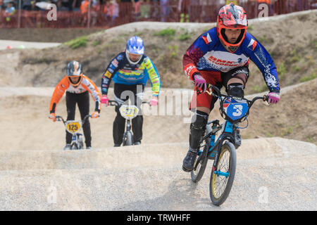 ZABREH, RÉPUBLIQUE TCHÈQUE - 1 juin 2019 : Les trois jeunes coureurs sur le vélo à la région d'Olomouc en BMX Championnat nouvelle zone bi-cross en Zabreh. Banque D'Images