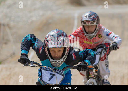 ZABREH, RÉPUBLIQUE TCHÈQUE - 2 juin 2019 : Vue rapprochée des deux hommes au cycliste 5ème course de la League de New Bicross morave bi-cross en zone Zabreh. Banque D'Images