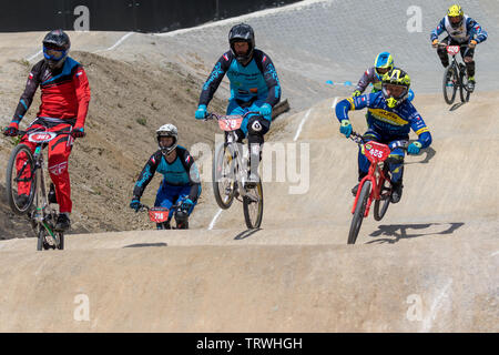 ZABREH, RÉPUBLIQUE TCHÈQUE - 2 juin 2019 : Groupe de cyclistes masculins qui saute dans le terrain difficile au 5ème course de la League de New Bicross morave bi-cr Banque D'Images