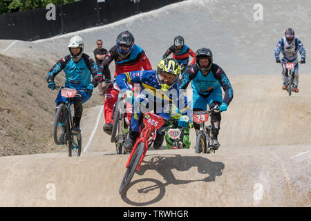 ZABREH, RÉPUBLIQUE TCHÈQUE - 2 juin 2019 : Vue rapprochée du groupe de cyclistes masculins dans le terrain difficile au 5ème course de la Ligue en Moravie Bicross n Banque D'Images