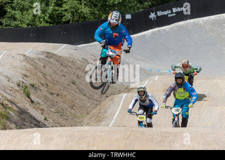 ZABREH, RÉPUBLIQUE TCHÈQUE - 2 juin 2019 : femme cycliste est élevé à la 5e course de la League de New Bicross morave bi-cross en zone Zabreh. Banque D'Images