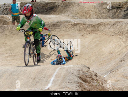 ZABREH, RÉPUBLIQUE TCHÈQUE - 2 juin 2019 : rider cycliste tombe dans le tour à la 5ème course de la League de New Bicross morave bi-cross sont Banque D'Images