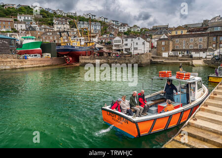 Cornwall, UK. 12 Juin, 2019. Météo France - 12 juin 2019. Malgré le ciel couvert et la menace toujours présente de fortes averses, les touristes de découvrir le début de l'été décevants en voyageant sur le bateau entre le pittoresque des villages de Cornouailles Polruan et Fowey, sur le côté opposé de la rivière Fowey. Credit : Terry Mathews/Alamy Live News Banque D'Images