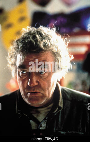 ALBERT FINNEY dans Breakfast of Champions (1999). Copyright : Editorial uniquement. Pas de merchandising ou des couvertures de livres. C'est un document distribué au public. Les droits d'accès uniquement, aucune licence de droit d'auteur prévue. Seulement pour être reproduit dans le cadre de la promotion de ce film. Sommet : crédit LOISIRS / Album Banque D'Images