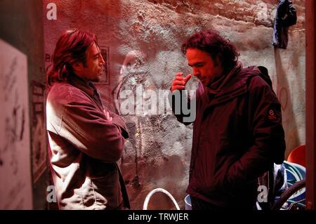 JAVIER BARDEM et Alejandro Gonzalez IÑARRITU dans BIUTIFUL (2010). Copyright : Editorial uniquement. Pas de merchandising ou des couvertures de livres. C'est un document distribué au public. Les droits d'accès uniquement, aucune licence de droit d'auteur prévue. Seulement pour être reproduit dans le cadre de la promotion de ce film. Credit : UNIVERSAL PICTURES / Album Banque D'Images