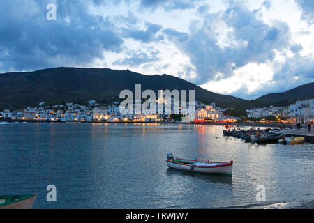 Cadaques le coucher du soleil. Romantisme dans la mer Méditerranée. Le village de Salvador Dali, en Costa Brava, Catalogne, Espagne. Banque D'Images