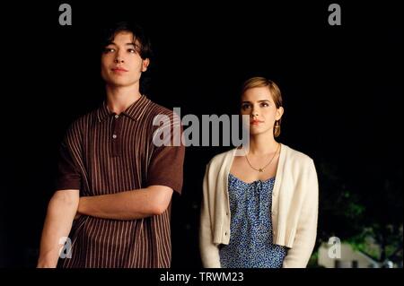 EMMA WATSON et EZRA MILLER DANS LES AVANTAGES D'ÊTRE UNE GIROFLÉE (2012). Copyright : Editorial uniquement. Pas de merchandising ou des couvertures de livres. C'est un document distribué au public. Les droits d'accès uniquement, aucune licence de droit d'auteur prévue. Seulement pour être reproduit dans le cadre de la promotion de ce film. Sommet : crédit LOISIRS / Album Banque D'Images