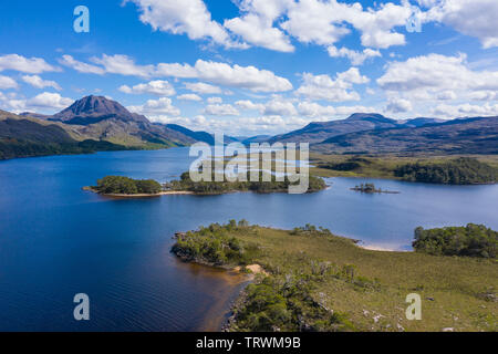 Vue aérienne de l'îles boisées sur le Loch Maree, Wester Ross, Highlands, Scotland Banque D'Images