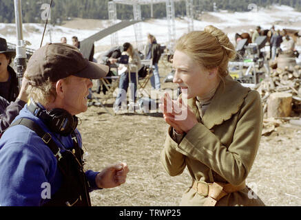 RON HOWARD et Cate Blanchett DANS LES DISPARUS (2003). Copyright : Editorial uniquement. Pas de merchandising ou des couvertures de livres. C'est un document distribué au public. Les droits d'accès uniquement, aucune licence de droit d'auteur prévue. Seulement pour être reproduit dans le cadre de la promotion de ce film. Credit : Columbia Pictures / Album Banque D'Images