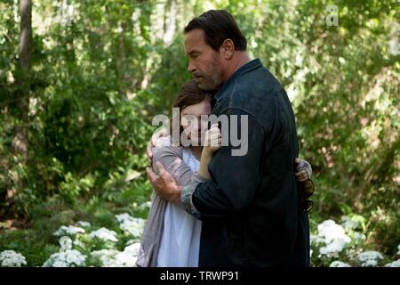 ARNOLD SCHWARZENEGGER et ABIGAIL BRESLIN en Maggie (2015). Copyright : Editorial uniquement. Pas de merchandising ou des couvertures de livres. C'est un document distribué au public. Les droits d'accès uniquement, aucune licence de droit d'auteur prévue. Seulement pour être reproduit dans le cadre de la promotion de ce film. Credit : LIONSGATE / Album Banque D'Images