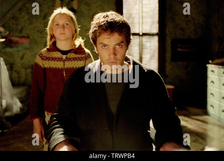 BARRY WATSON et SKYE MCCOLE PHILIPPE PONS dans BOOGEYMAN (2005). Copyright : Editorial uniquement. Pas de merchandising ou des couvertures de livres. C'est un document distribué au public. Les droits d'accès uniquement, aucune licence de droit d'auteur prévue. Seulement pour être reproduit dans le cadre de la promotion de ce film. Credit : Ghost House Pictures / GRIFFEN, KIRSTY / Album Banque D'Images