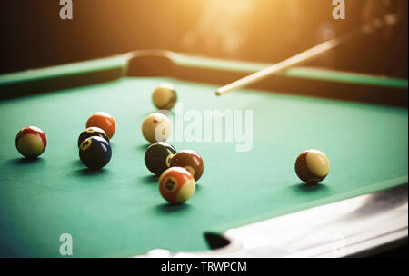 L'un vise une réplique à toutes les boules de couleurs différentes vert posé sur une table de billard. Banque D'Images