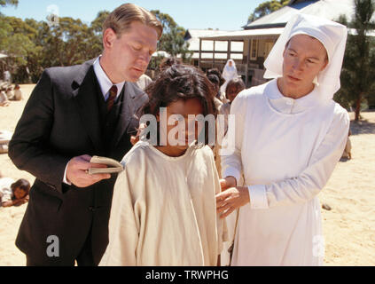 KENNETH BRANAGH dans rabbit-proof fence (2002). Copyright : Editorial uniquement. Pas de merchandising ou des couvertures de livres. C'est un document distribué au public. Les droits d'accès uniquement, aucune licence de droit d'auteur prévue. Seulement pour être reproduit dans le cadre de la promotion de ce film. FILMS/RUMBARALA Crédit : OLSEN LEVY/HANWAY/AUSTRALIAN FILM FINANCE / Album Banque D'Images