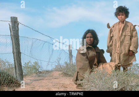 EVERLYN SAMPI dans rabbit-proof fence (2002). Copyright : Editorial uniquement. Pas de merchandising ou des couvertures de livres. C'est un document distribué au public. Les droits d'accès uniquement, aucune licence de droit d'auteur prévue. Seulement pour être reproduit dans le cadre de la promotion de ce film. FILMS/RUMBARALA Crédit : OLSEN LEVY/HANWAY/AUSTRALIAN FILM FINANCE / Album Banque D'Images