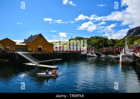 Au Nusfjord îles Lofoten en Norvège / Scandinavie Banque D'Images