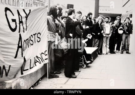 Le groupe gay activistes Alliance proteste à l'extérieur de la boutique de W H Smith à Notting Hill Gate, Londres, Angleterre à la fin des années 1970. W H Smith, en tant que chaîne, avait décidé de cesser de vendre le journal "gay News", déclenchant les manifestations. Les groupes de l'Alliance des activistes gay autour du Royaume-Uni ont protesté dans de nombreux magasins W H Smith différents à cette époque. Banque D'Images