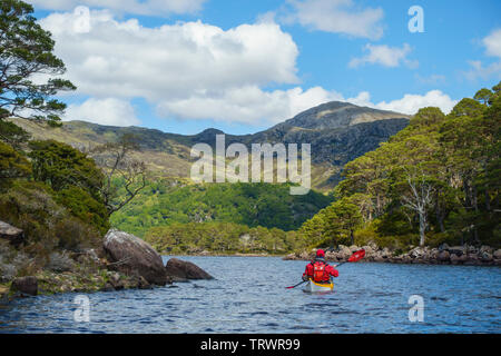 Kayak sur le Loch Maree, Wester Ross, Highlands, Scotland Banque D'Images