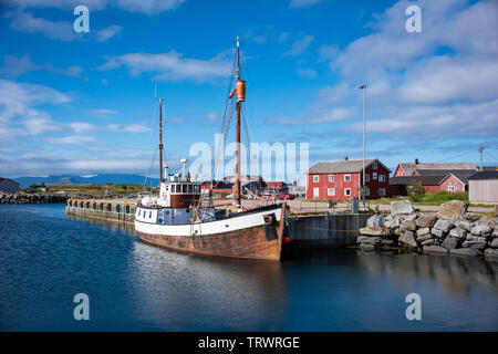 Petit port à Laukvik à Austvågøya à îles Lofoten en Norvège / Scandinavie Banque D'Images