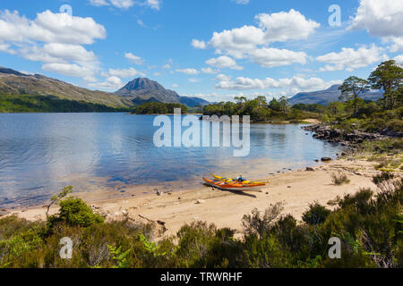 Kayak sur le Loch Maree, Wester Ross, Highlands, Scotland Banque D'Images