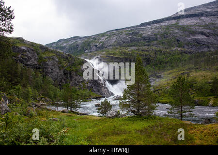 Chute d'Nykkjesøyfossen à Husedalen en Norvège, près de Cold Lake sur le sentier de randonnée à quatre cascades Banque D'Images