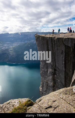 Preikestolen (Pulpit Rock) en Norvège, au-dessus du Lysefjord. La plus célèbre des randonnées en montagne Banque D'Images