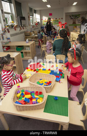 Lower East Side multi ethnic preschool- early learning centre à Manhattan, New York. Banque D'Images