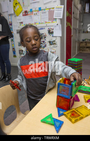 Lower East Side multi ethnic preschool- early learning centre à Manhattan, New York. Banque D'Images