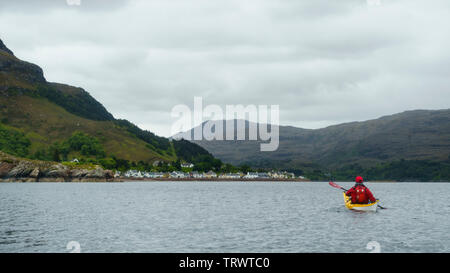 Kayak de mer sur le Loch Shieldaig, Torridon, Wester Ross National Scenic Area, Highlands, Scotland Banque D'Images