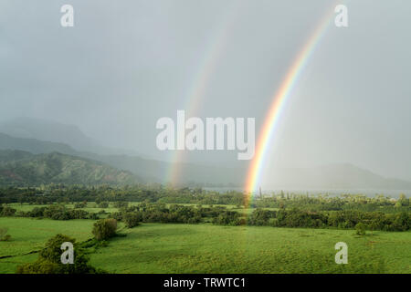 Double arc-en-ciel au-dessus de la vallée d'Hanalei. Kauai, Hawaii. Banque D'Images