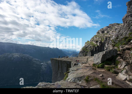 Preikestolen (Pulpit Rock) en Norvège, au-dessus du Lysefjord. La plus célèbre des randonnées en montagne Banque D'Images