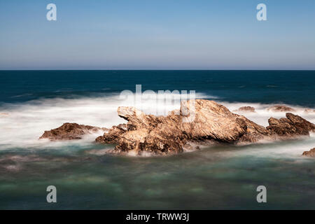 Route des pêcheurs, situé dans le sud-ouest du Portugal, avec ses formations rocheuses et la mer cristalline. Banque D'Images