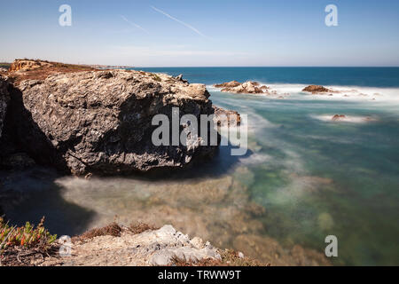 Route des pêcheurs, situé dans le sud-ouest du Portugal, avec ses formations rocheuses et la mer cristalline. Banque D'Images