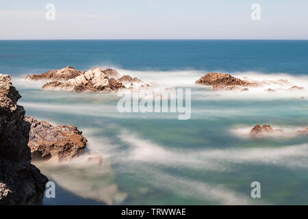 Route des pêcheurs, situé dans le sud-ouest du Portugal, avec ses formations rocheuses et la mer cristalline. Banque D'Images