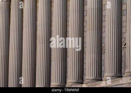 Herbert Hoover colonnes Département du Commerce Bâtiment 14e rue à Washington DC. La construction achevée en 1932. En face de la Maison Blanche, le département du Commerce a Banque D'Images