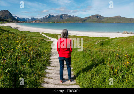 Femme mature sur Ramberg plage, îles Lofoten, Norvège. Banque D'Images