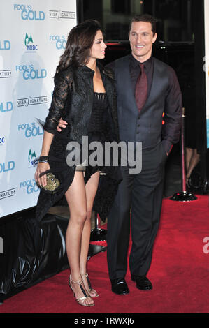 LOS ANGELES, CA. 30 janvier 2008 : Matthew McConaughey & amie Camila Alves lors de la première mondiale de son nouveau film 'Fool's Gold' au Grauman's Chinese Theatre, à Hollywood. © 2008 Paul Smith / Featureflash Banque D'Images