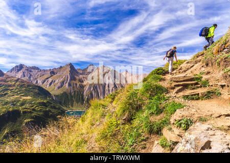 Jeune couple en randonnée dans les montagnes, val Formazza, Piémont, Italie Banque D'Images