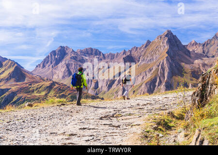 Jeune couple en randonnée dans les montagnes, val Formazza, Piémont, Italie Banque D'Images