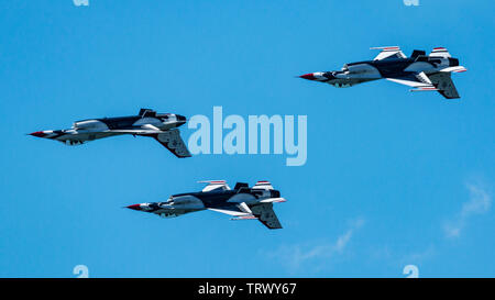 Wantagh, New York, USA - 24 mai 2019 : l'US Air Force Thunderbirds volant à l'envers en formation diamant à Jones Beach gratuitement meeting aérien. Banque D'Images