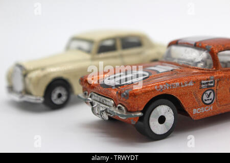 Deux vintage collectable matchbox voiture jouet, isolé sur fond blanc, close-up Banque D'Images