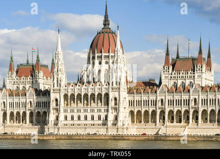 BUDAPEST, HONGRIE - Mars 2018 : Le grand bâtiment du parlement hongrois ornés sur les rives du Danube à Budapest Banque D'Images