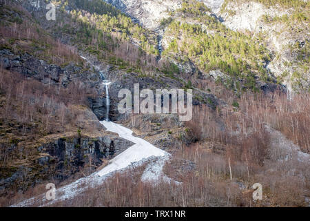 En cascade en forêt vallonnée fjord norvégien Banque D'Images