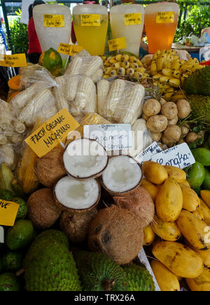 Les fruits qui sont organiquement cultivées sont la base populaire pour les résidents locaux dans le village de Salcedo marché le samedi. Banque D'Images