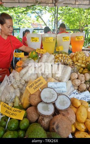 Les produits frais, comme les fruits, qui sont issus de l'est pourquoi beaucoup de gens viennent au marché du samedi matin, les sections locales, les expatriés et les touristes. Banque D'Images