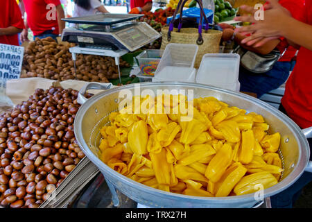 Une variété de fruits et de noix sont certains des choix alimentaires à Salcedo Village marché le samedi. Banque D'Images