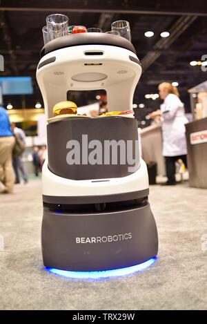 Bear Robotics Penny, un robot autonome de la restauration avec l'intelligence artificielle, à l'échelon National Restaurant Association Show à Chicago, Illinois, États-Unis Banque D'Images