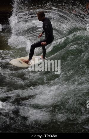Les surfeurs sur la rivière à Munich Banque D'Images